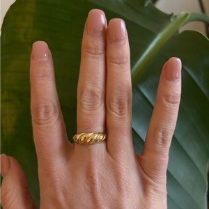 Mejuri Thin Croissant Dôme Ring